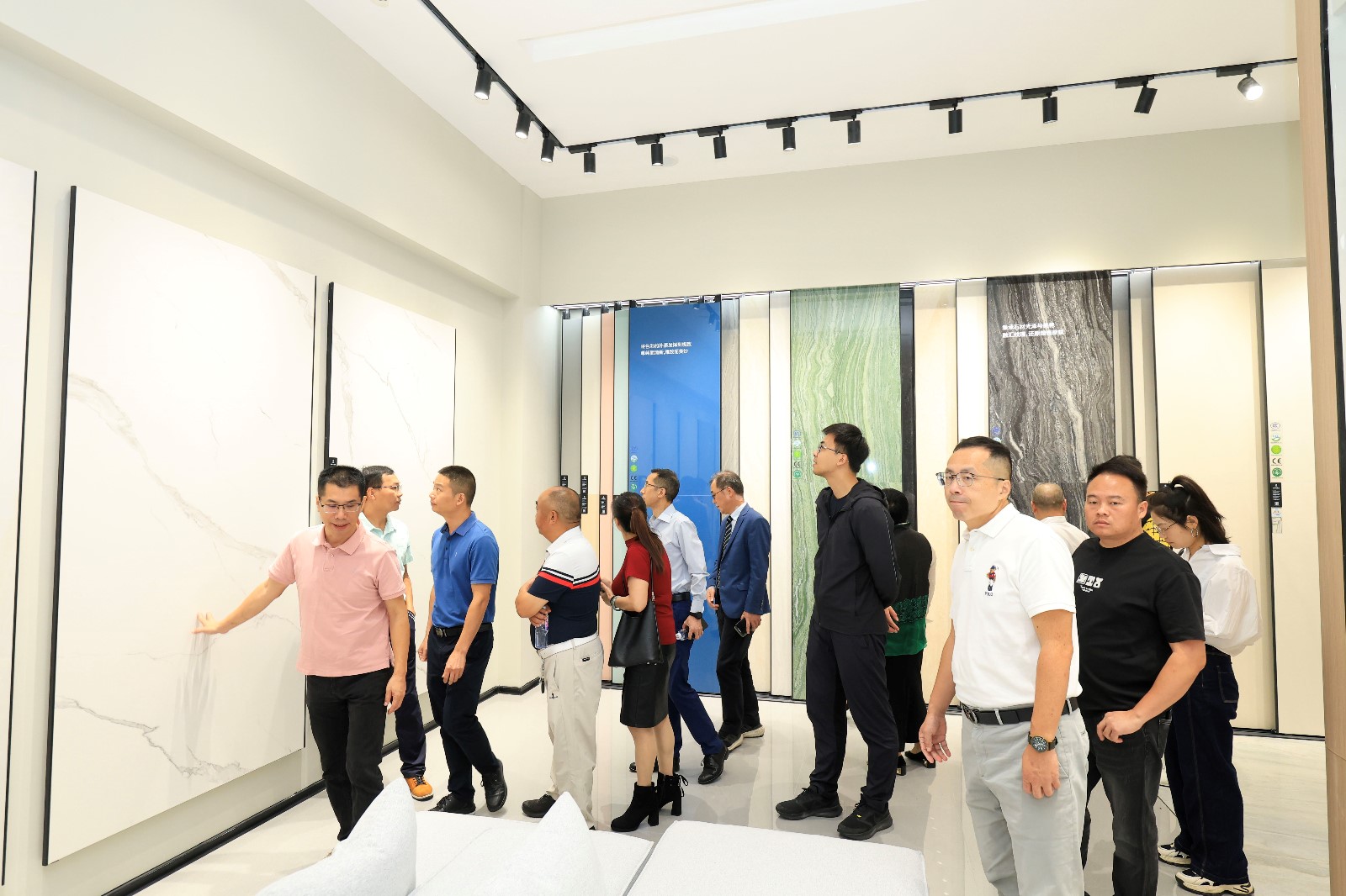 参观展厅1.jpg